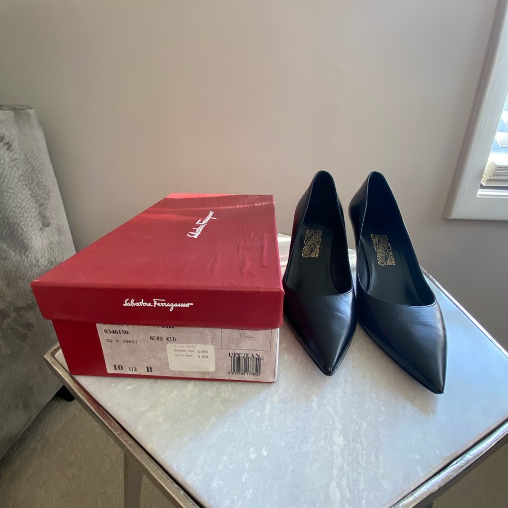 Salvatore Ferragamo Black Leather sz 10.5 pumps